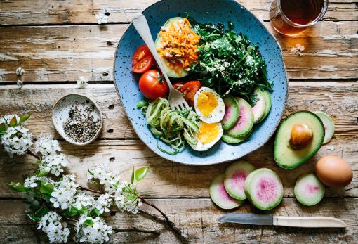 Avocados liefern wichtige Nährstoffe, viele Vitamine und sind eine gute Quelle für gesunde ungesättigte Fettsäuren. Avocados liefern wichtige Nährstoffe, viele Vitamine und sind eine gute Quelle für gesunde ungesättigte Fettsäuren.