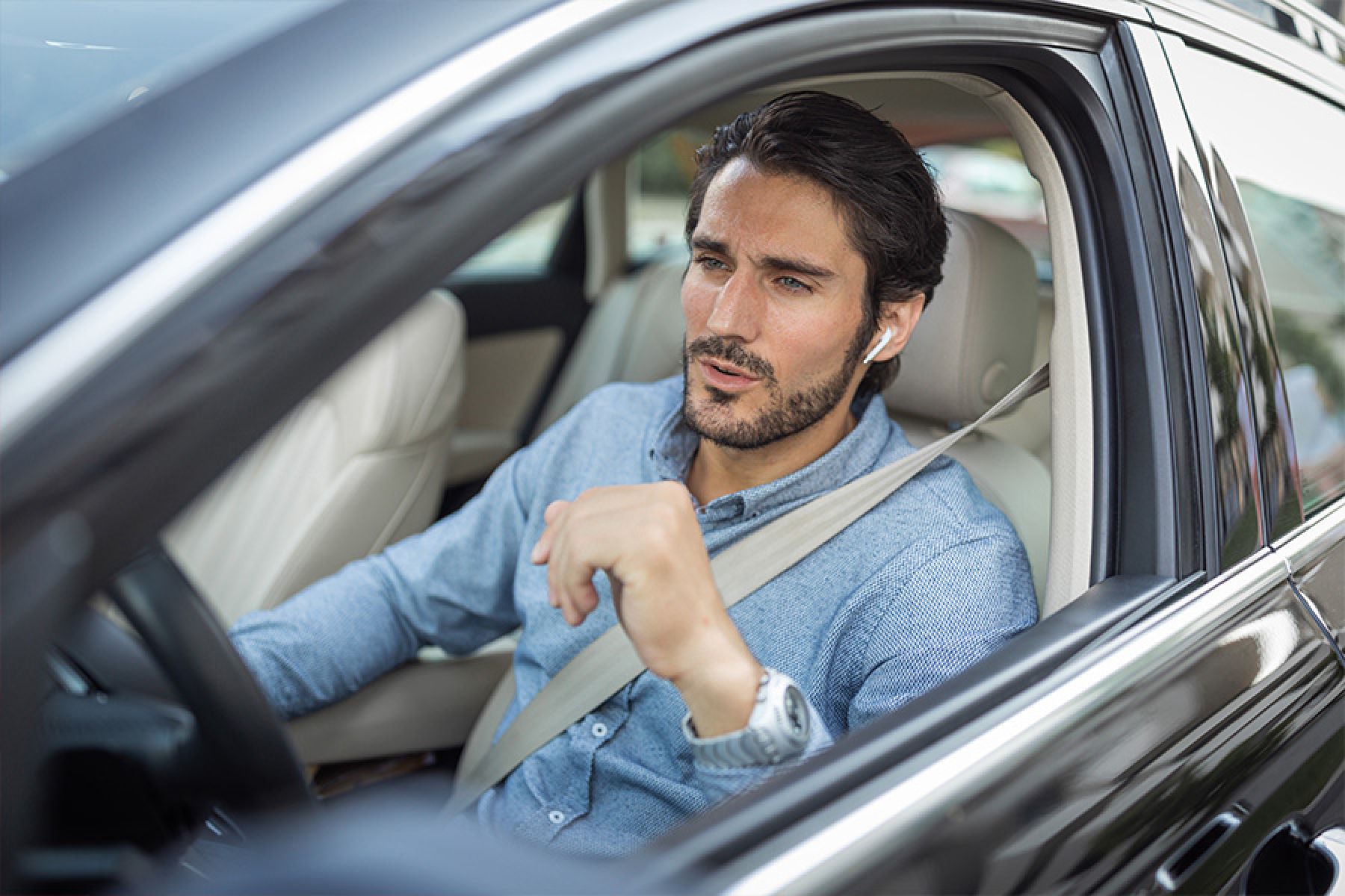  Ein Mann steuert sein Elektroauto