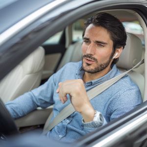  Ein Mann steuert sein Elektroauto