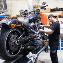 In der Harley-Davidson-Niederlassung Hannover repariert ein Mechaniker ein Motorrad.