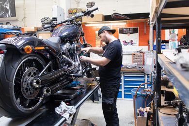 In der Harley-Davidson-Niederlassung Hannover repariert ein Mechaniker ein Motorrad.