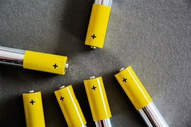 Sechs gelbe Batterien 