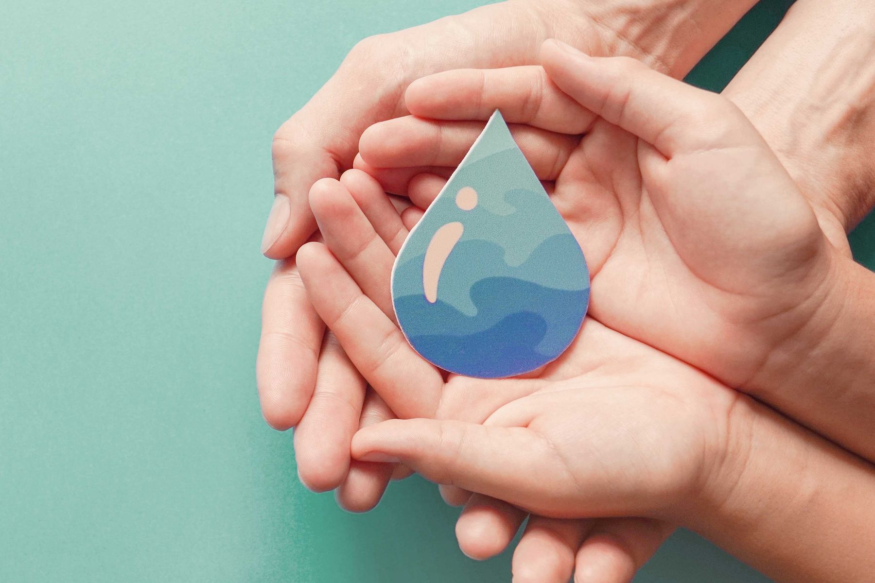 Hände halten einen Wassertropfen