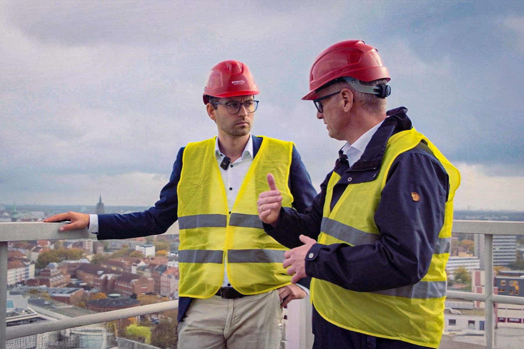 Prof. Dr. Richard Hanke-Rauschenbach von der Leibniz Universität Hannover im Gespräch mit enercity-Bereichsleiter Bastian Droese im Heizkraftwerk Hannover-Linden.
