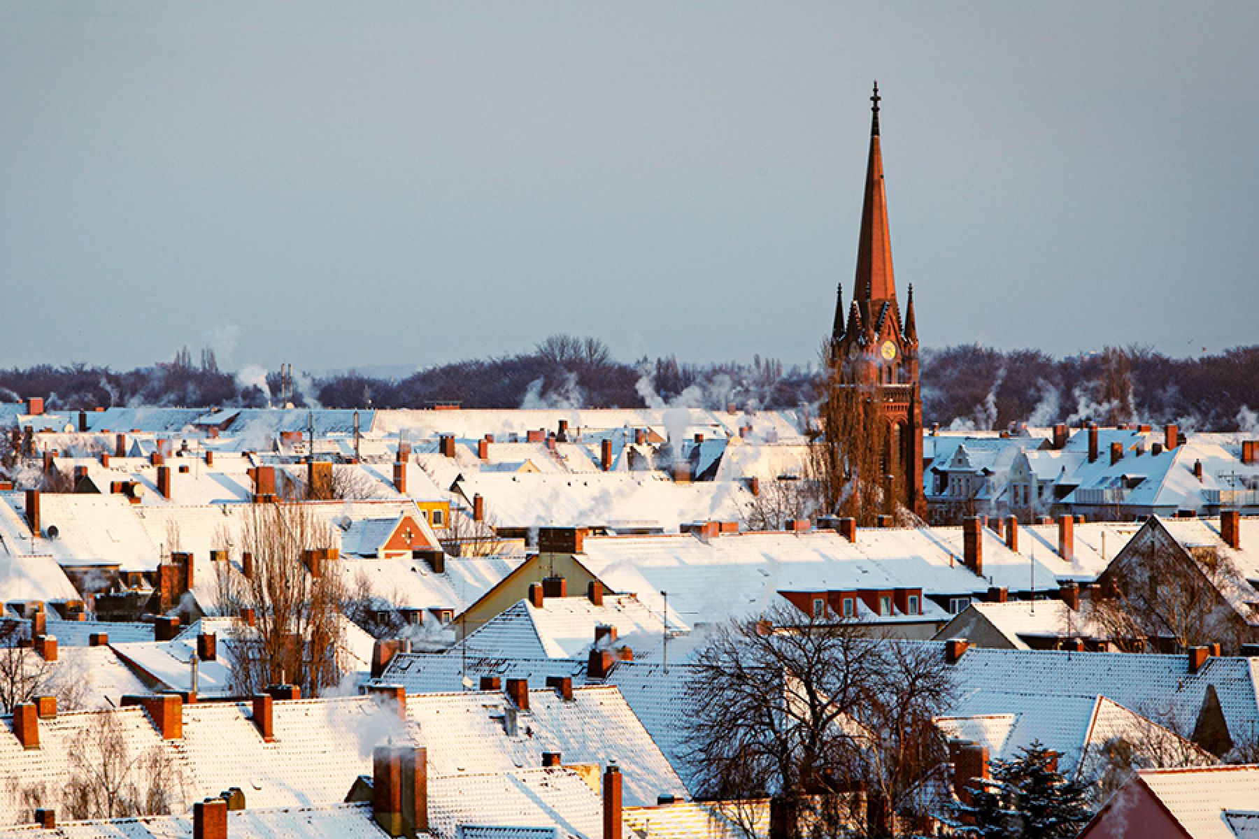 Blick über das winterliche Hannover mit schneebedeckten Dächern. 