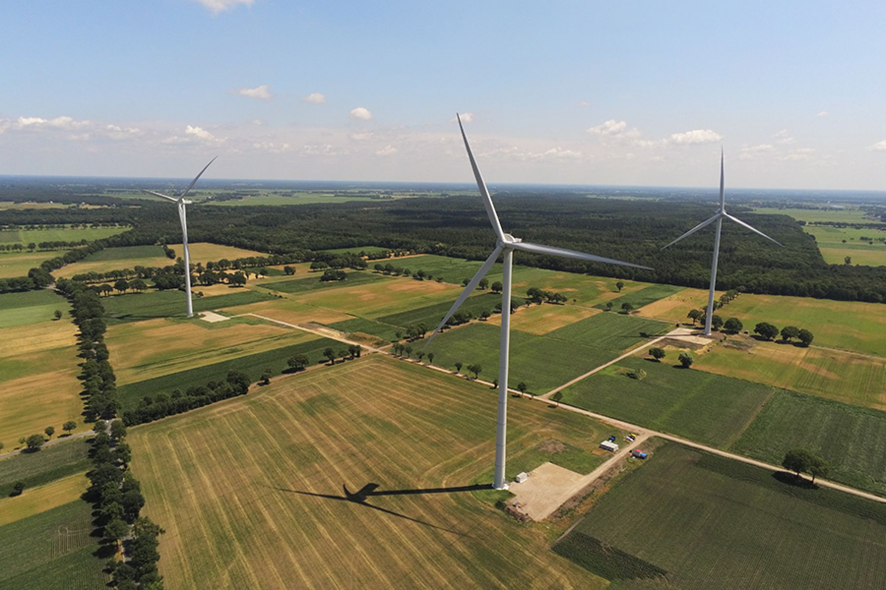 Ein Windpark im norddeutschen Flachland.  