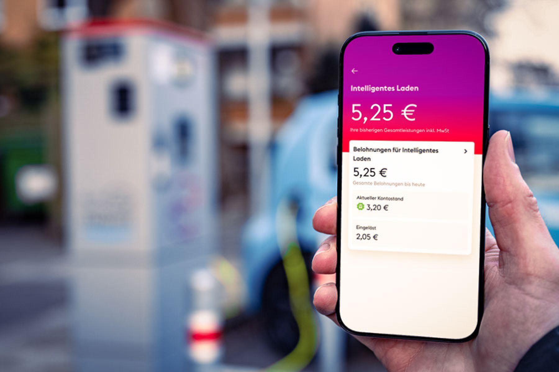 In einem Smart Phone wird ein Einblick in die enercity Easy Go App gezeigt.  