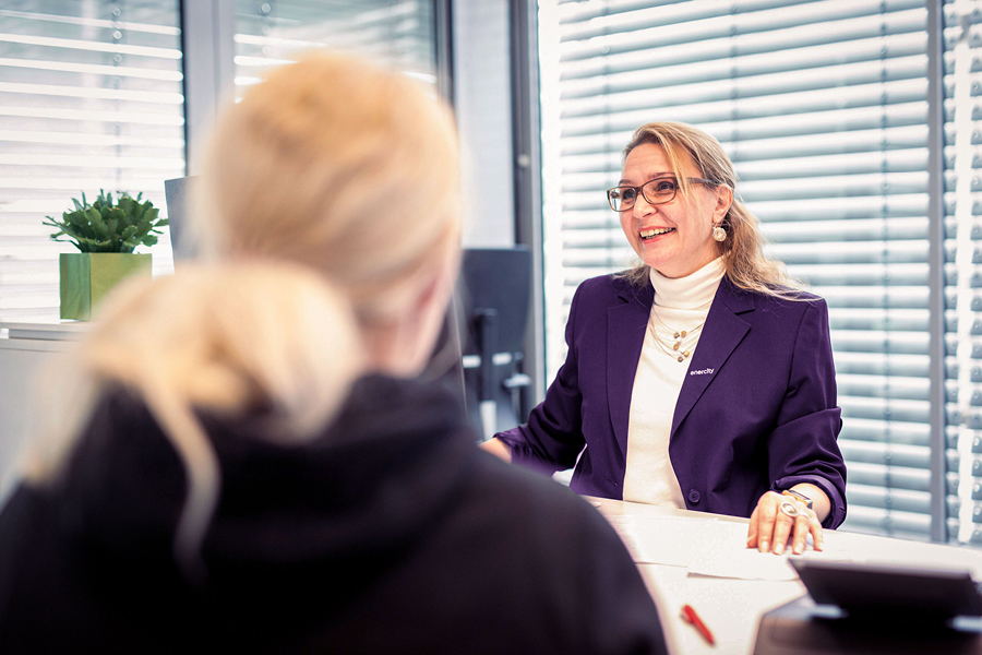 Eine Servicemitarbeiterin berät einen Kunden im enercity KundenCenter.  