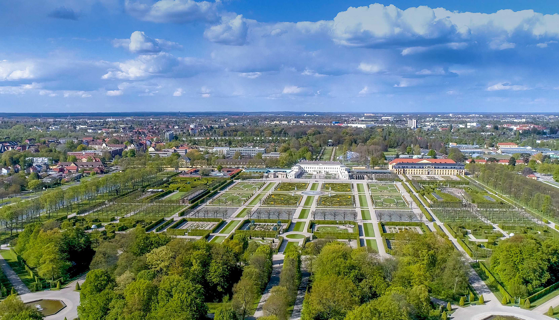 Luftbildaufnahme des Stadtteils Herrenhausen mit den Herrenhäuser Gärten