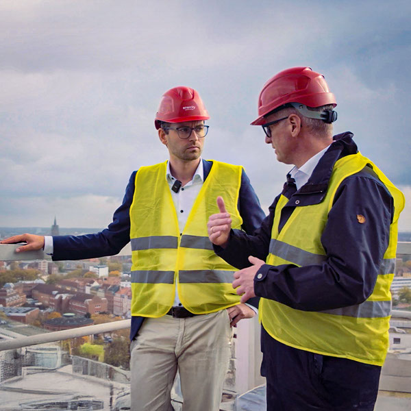 Prof. Dr. Richard Hanke-Rauschenbach von der Leibniz Universität Hannover im Gespräch mit enercity-Bereichsleiter Bastian Droese im Heizkraftwerk Hannover-Linden.