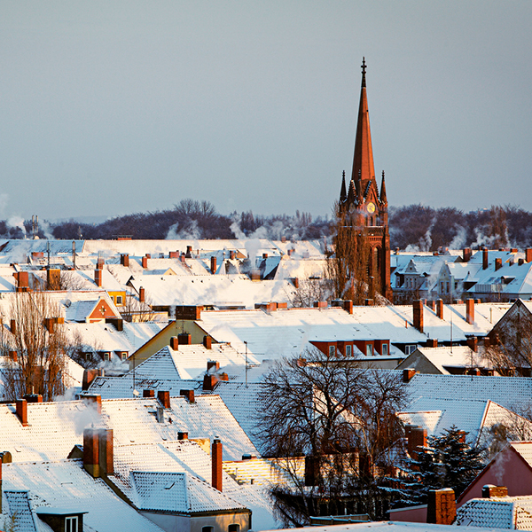 Blick über das winterliche Hannover mit schneebedeckten Dächern. 