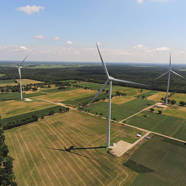 Ein Windpark im norddeutschen Flachland.  