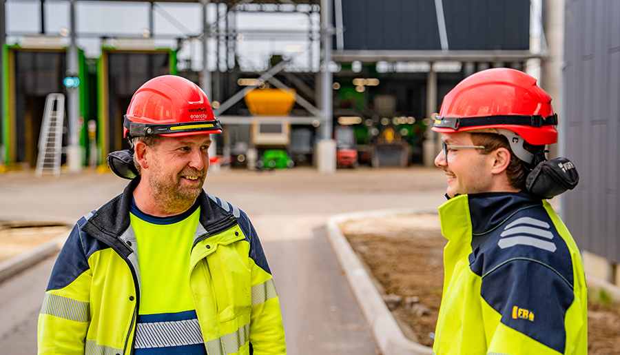 Zwei Instandhaltungsmonteure von enercity auf dem Gelände des neuen Biomasse-Heizkraftwerks in Hannover-Stöcken.