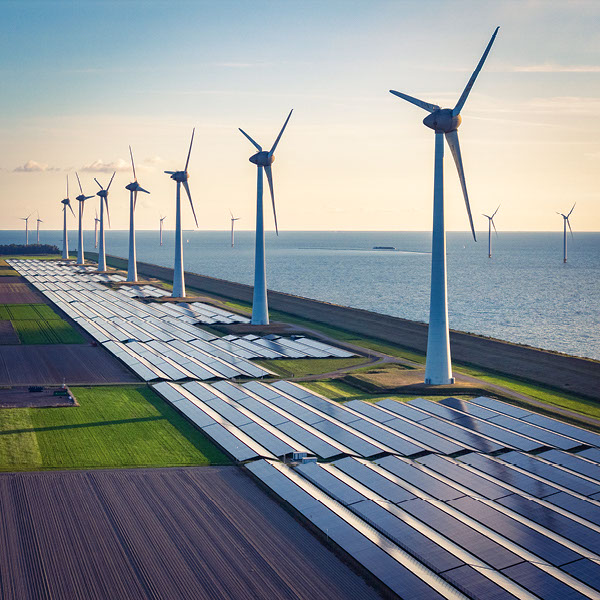 Solarparks sowie Windräder auf dem Land und im Meer.
