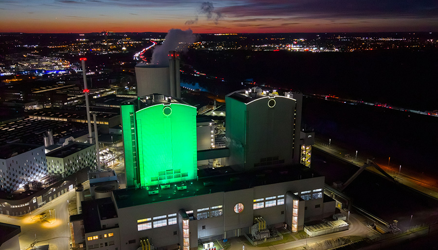 Zwei Instandhaltungsmonteure von enercity auf dem Gelände des neuen Biomasse-Heizkraftwerks in Hannover-Stöcken.