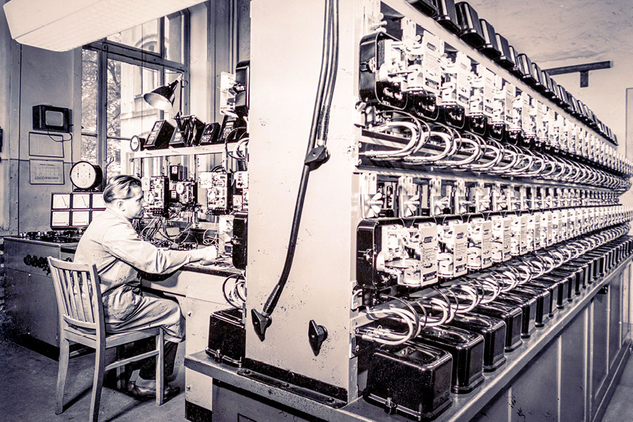 Die Abbildung von 197 zeigt die Abteilung Messwesen mit Stromzählern im elektrischen Prüfamt. 